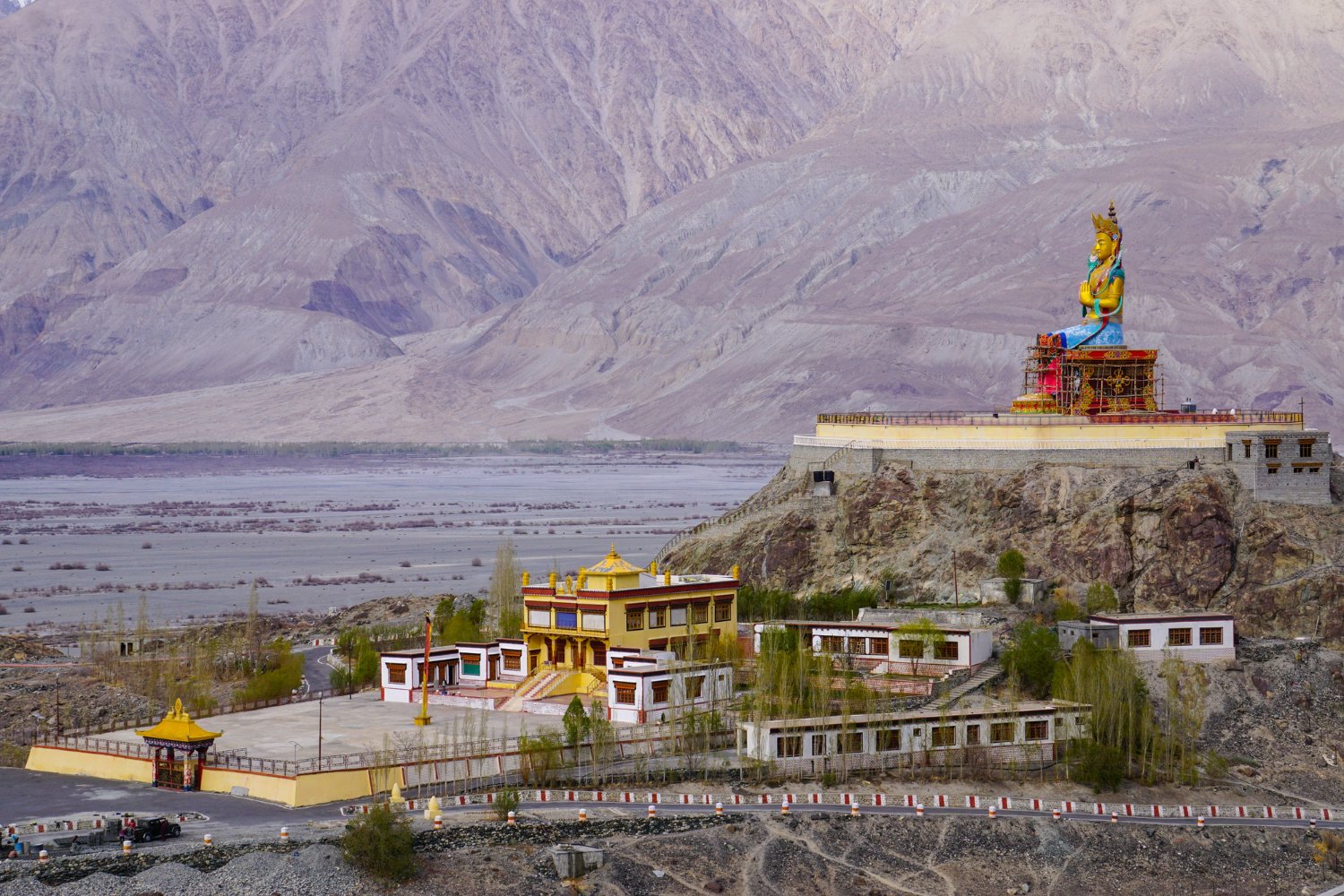Manali to Leh Taxi Service – ₹3,500 Per Seat